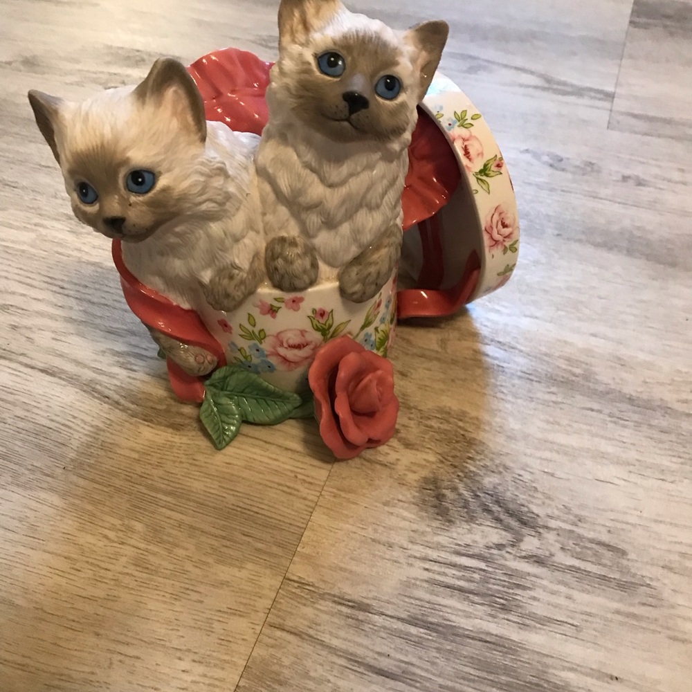 Vintage Franklin Mint Precious Playmates Floral Cat Figurine with Pink Accents
